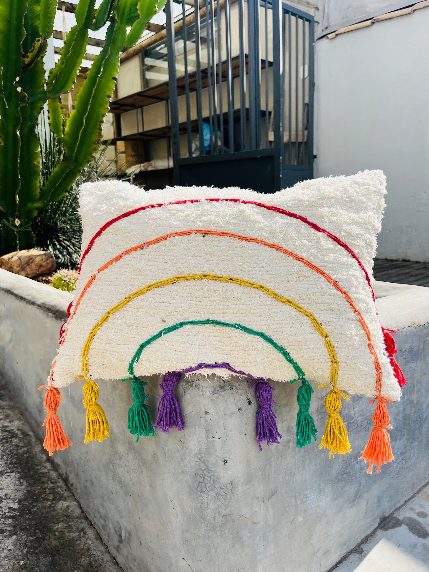 Capa de Almofada Algodão Bordada Pompom Arco Íris 30x50cm