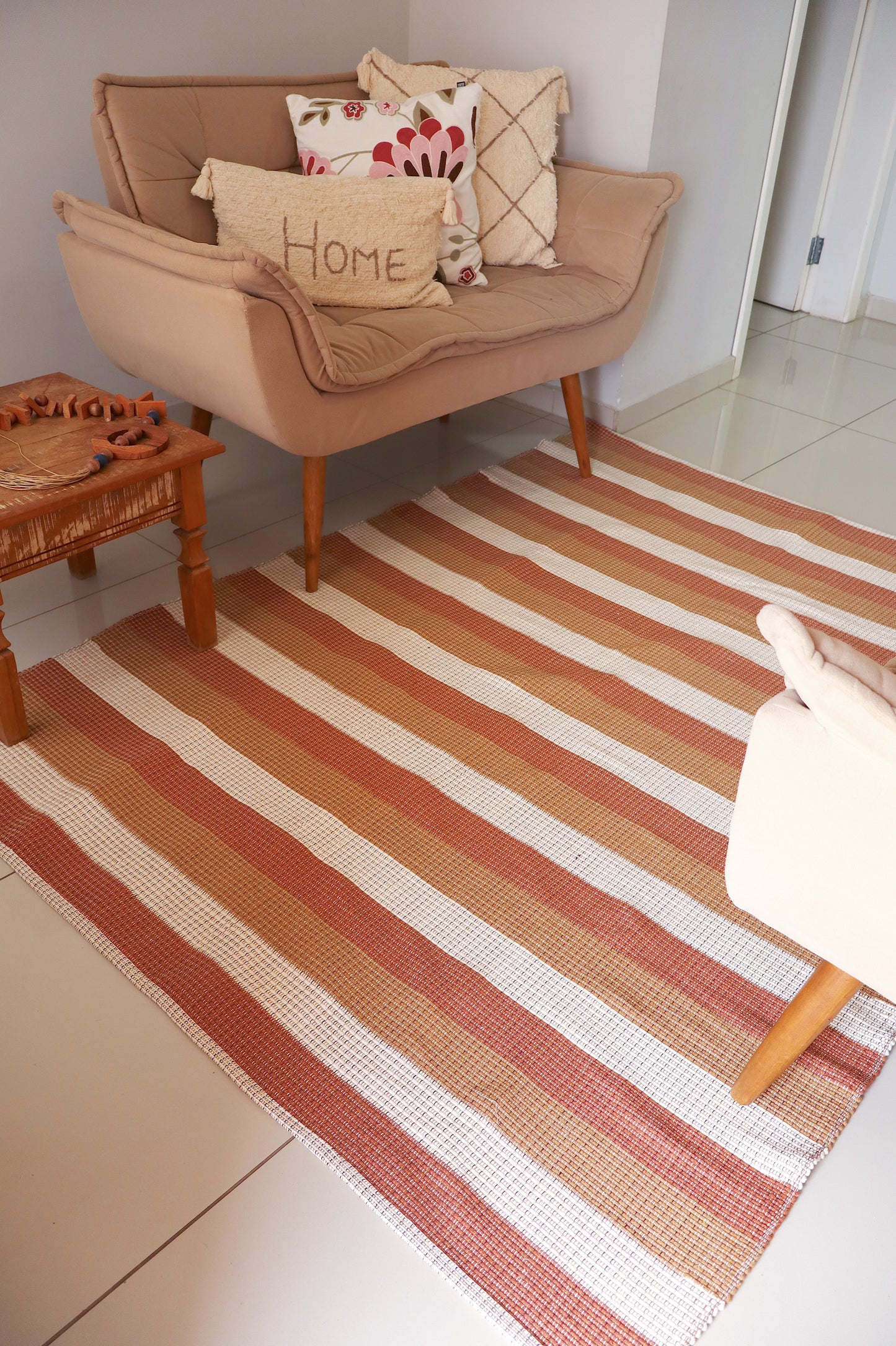 Tapete em Linha Listrado Terracota, Café com Leite e Cru 2,00x2,50m