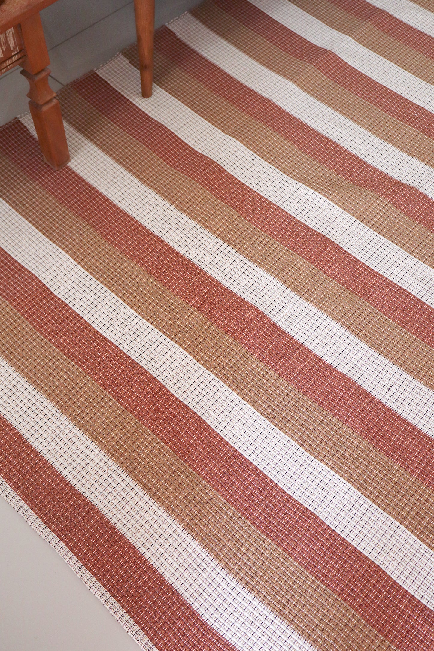 Tapete em Linha Listrado Terracota, Café com Leite e Cru 2,00x2,50m