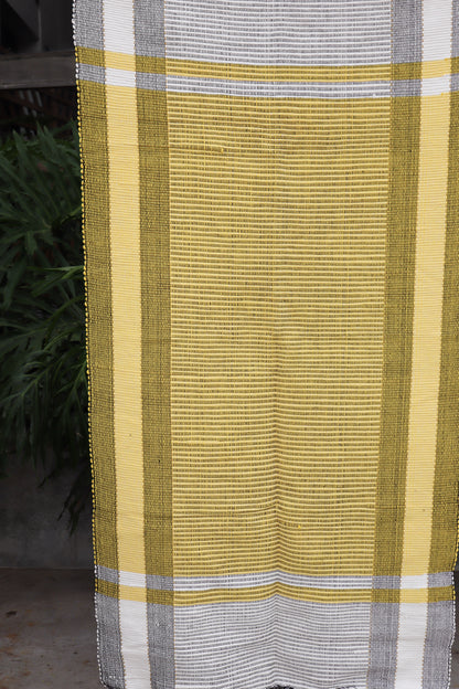 Tapete Médio em Malha Moldura Amarelo