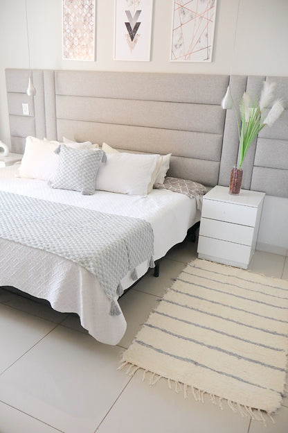 Kit Decoração Cinza (Capa de Almofada Safira + Peseira Safira + Tapete Médio Listra Fina)