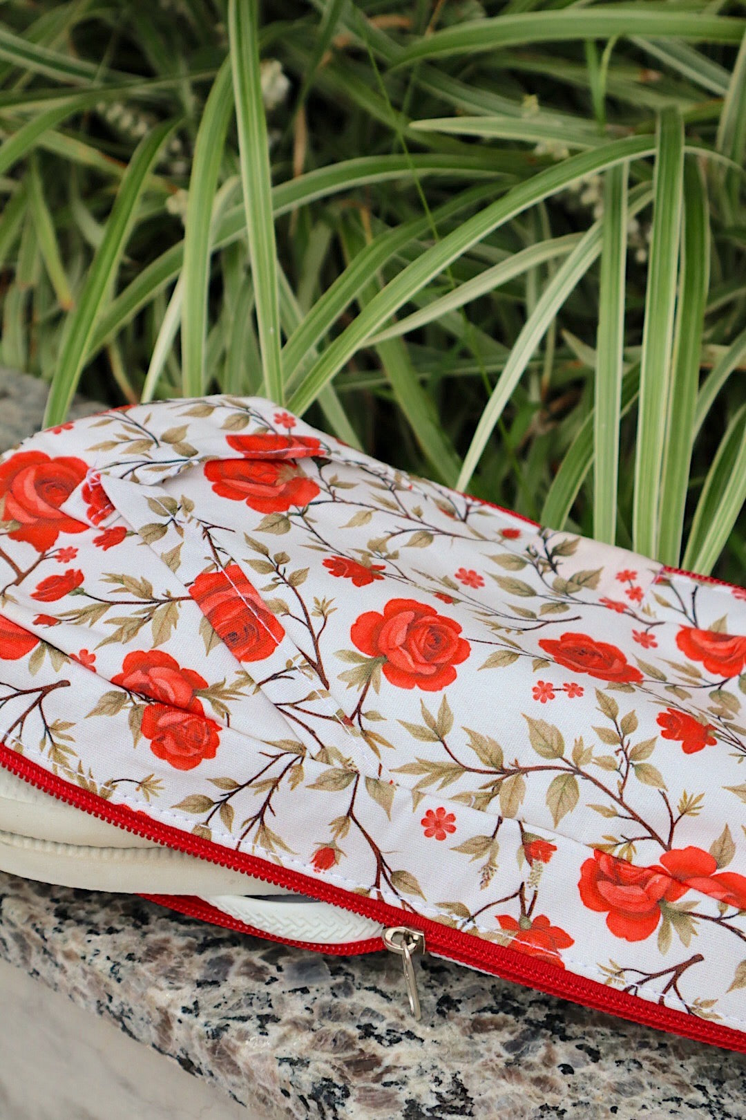 Necessaire Porta Chinelos Flores Vermelhas