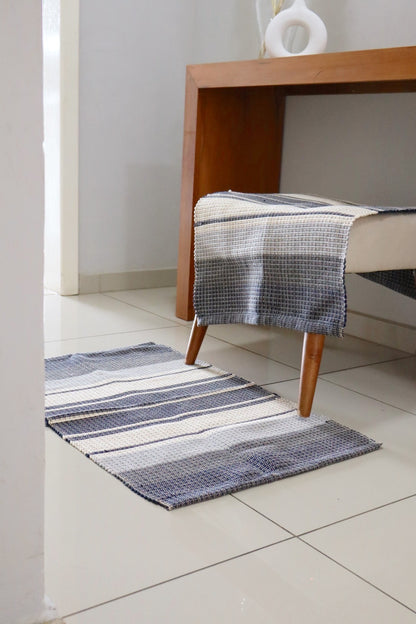 Tapete em Linha Listrado Azul e Cru 48x78cm