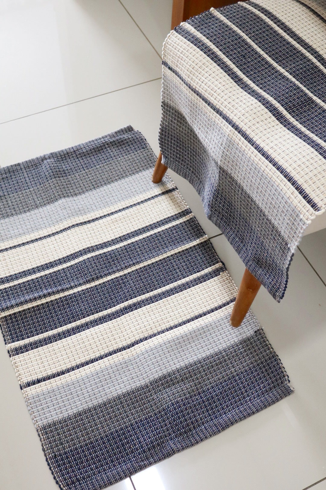 Tapete em Linha Listrado Azul e Cru 48x78cm