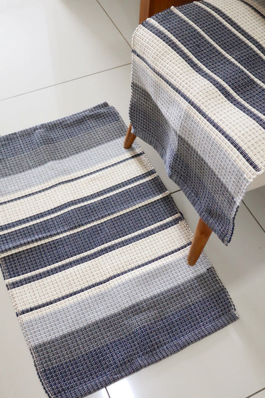 Tapete em Linha Listrado Azul e Cru 48x78cm