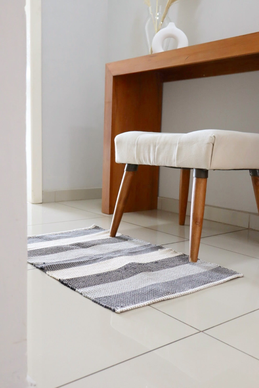 Tapete em Linha Listrado Cinza e Preto 48x78cm