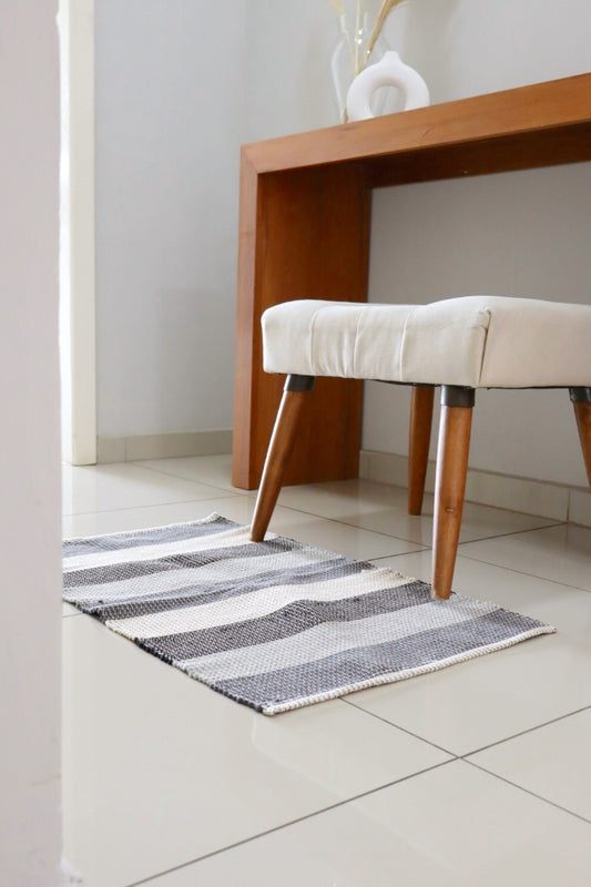 Tapete em Linha Listrado Cinza e Preto 48x78cm