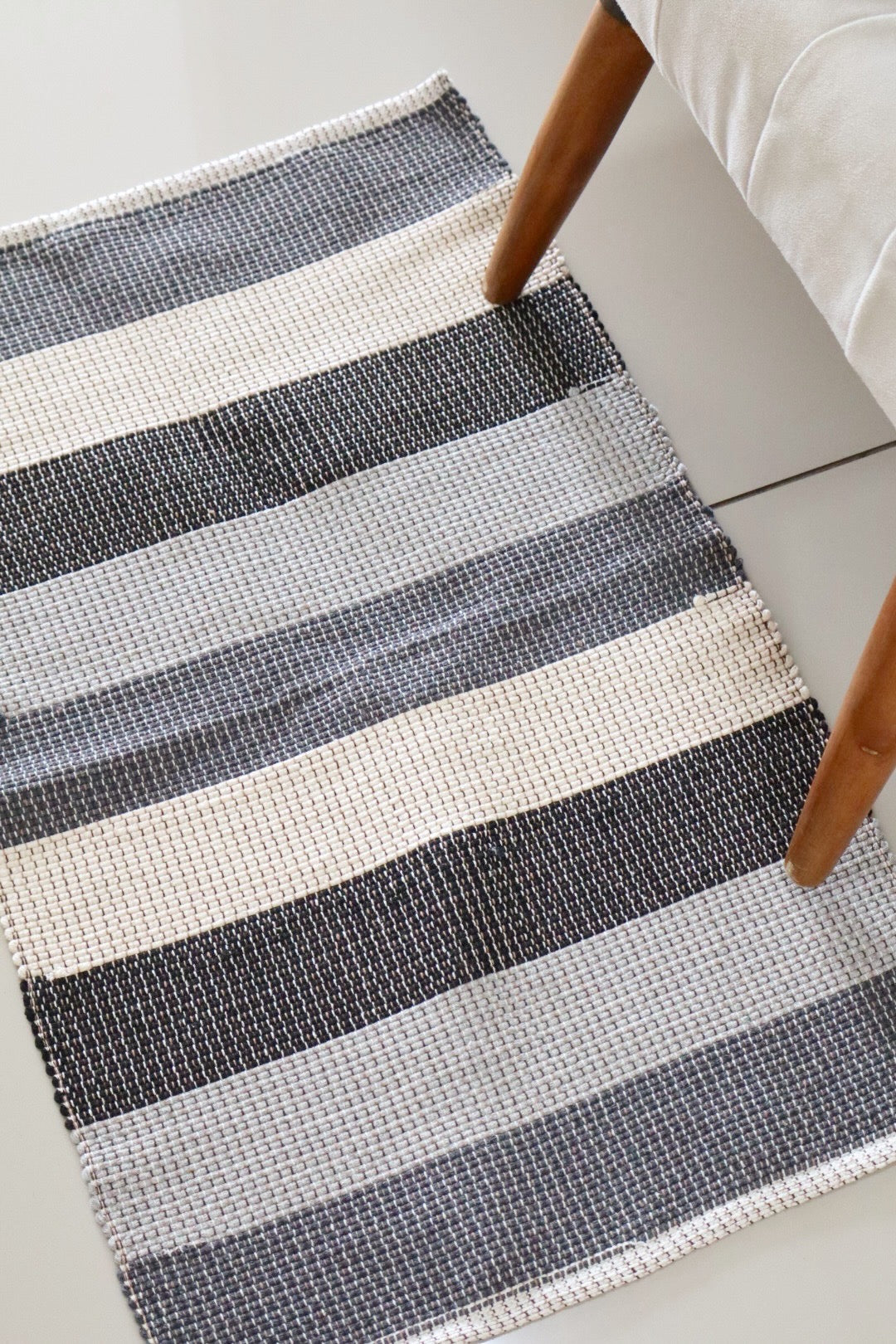 Tapete em Linha Listrado Cinza e Preto 48x78cm