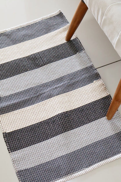 Tapete em Linha Listrado Cinza e Preto 48x78cm