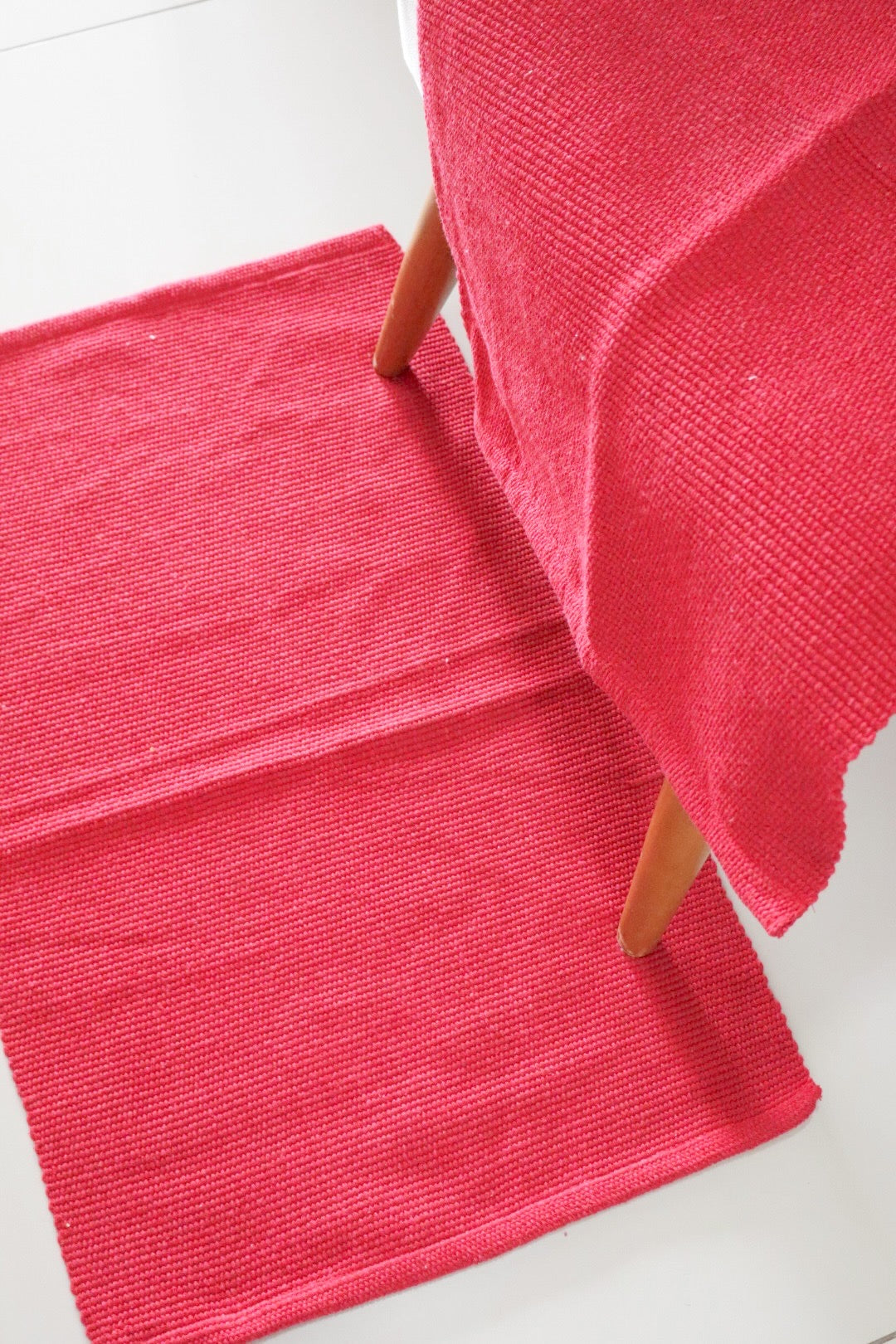 Tapete em Linha Vermelho Liso 48x78cm