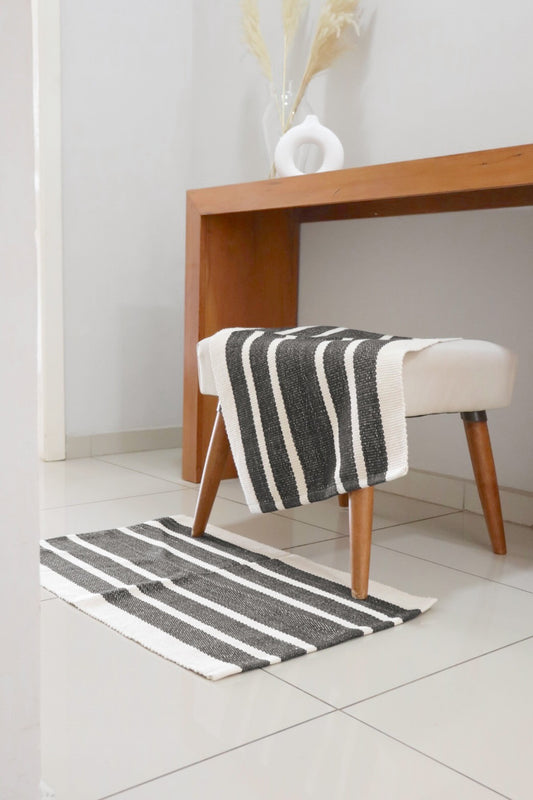 Tapete em Linha Cru e Preto 48x78cm