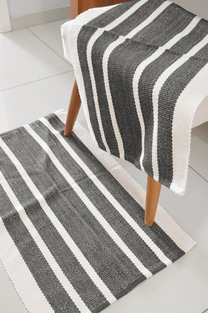 Tapete em Linha Cru e Preto 48x78cm