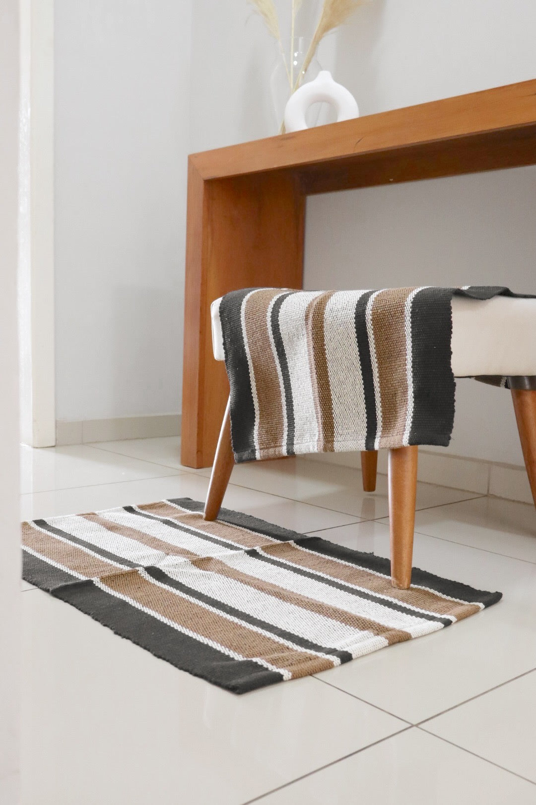 Tapete em Linha Cru, Bege e Preto 48x78cm