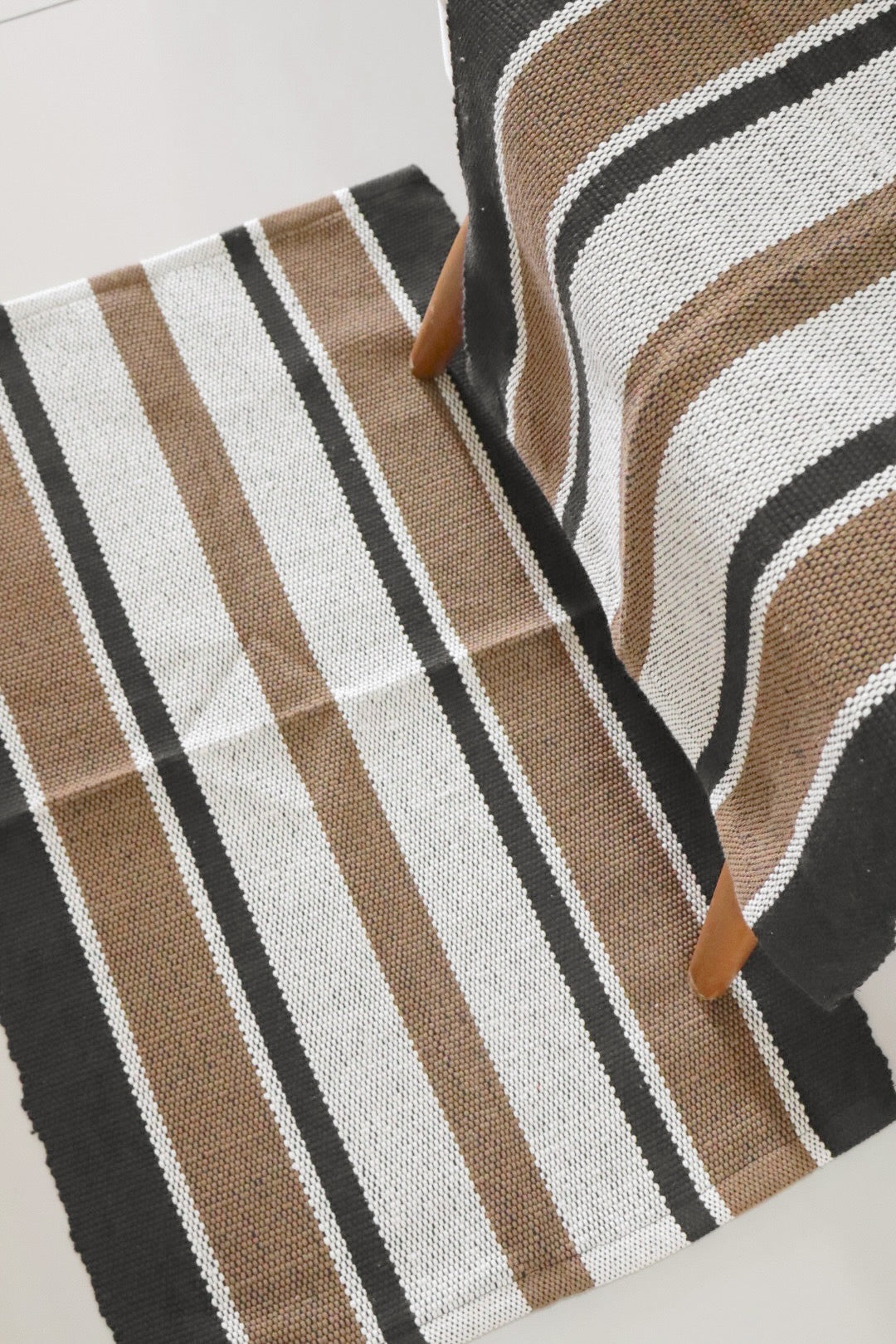 Tapete em Linha Cru, Bege e Preto 48x78cm