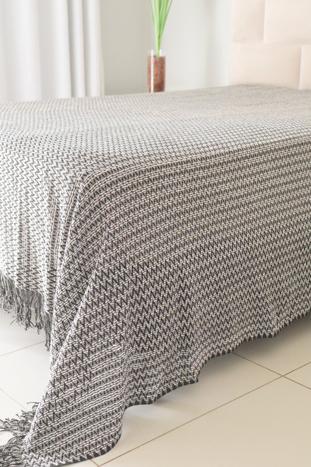 Colcha para Cama Casal em Renda Preta e Cru 2,30x2,90m