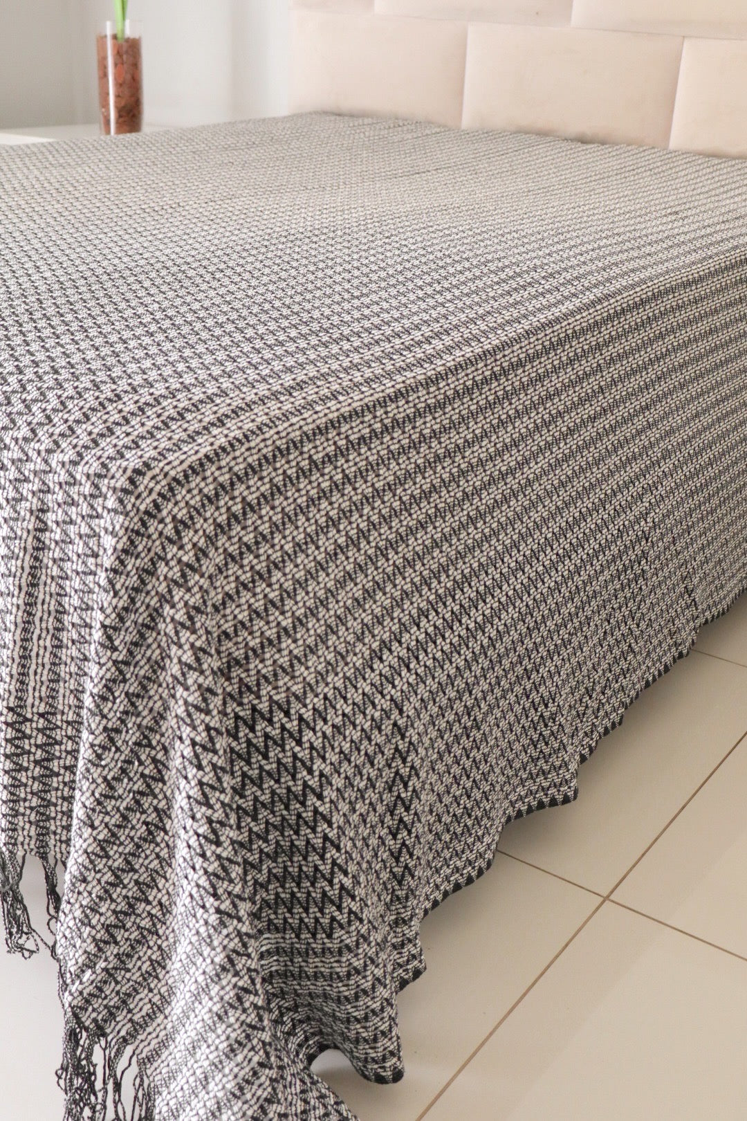 Colcha para Cama Casal em Renda Preta e Cru 2,30x2,90m