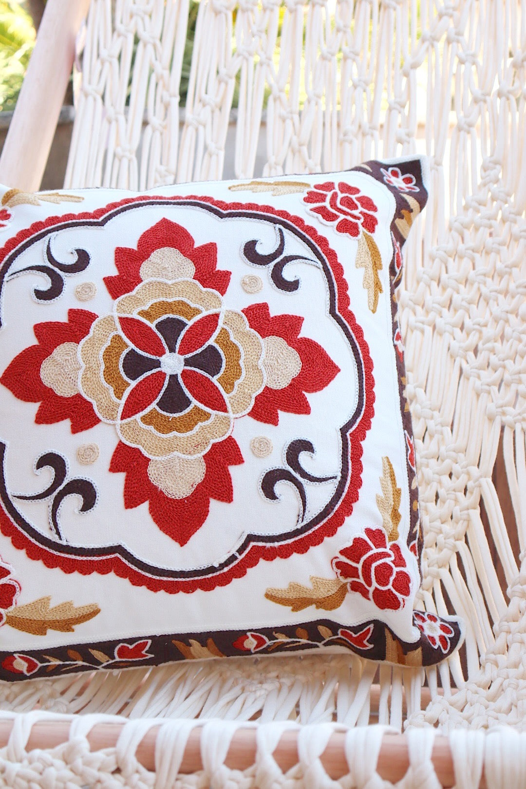 Capa de Almofada Bordada em Linho 45x45 Vermelha e Bege