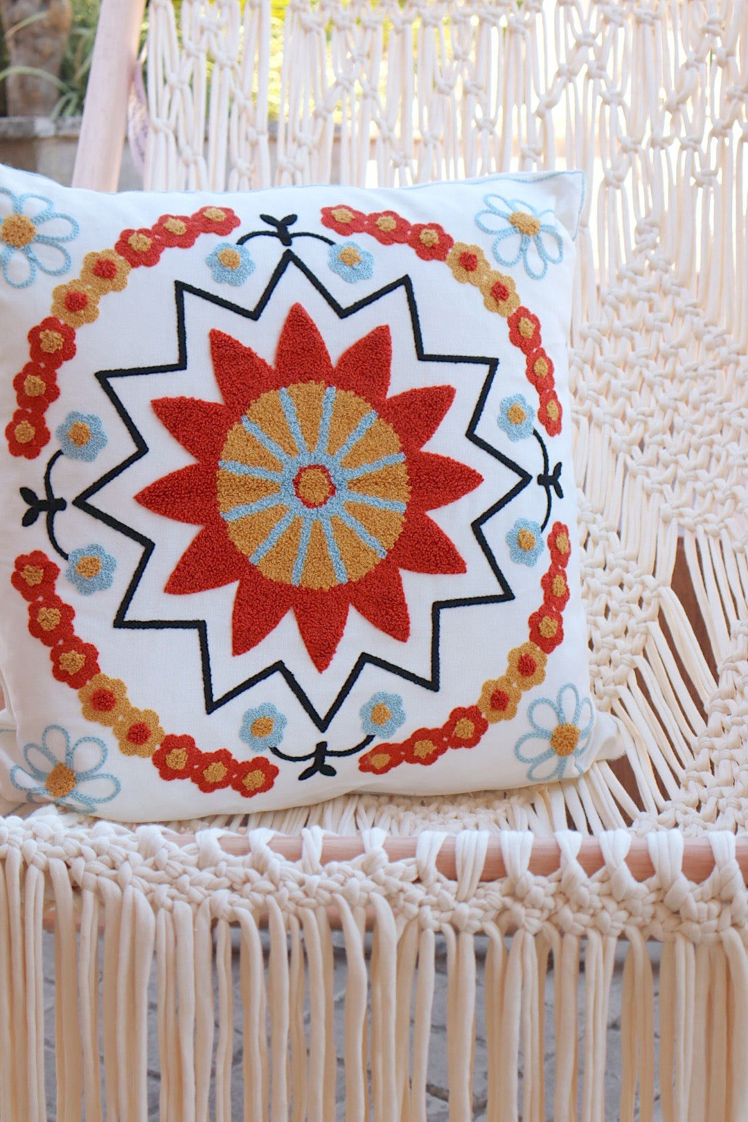 Capa de Almofada Bordada em Linho 45x45 Azul Clara e Laranja