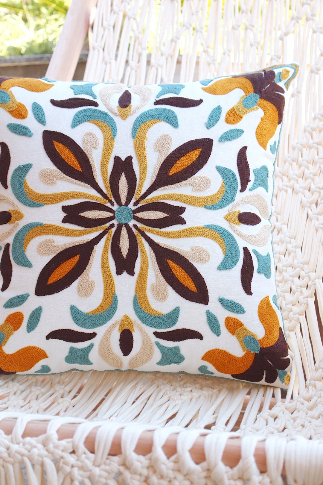 Capa de Almofada Bordada em Linho 45x45 Tifanny e Mostarda