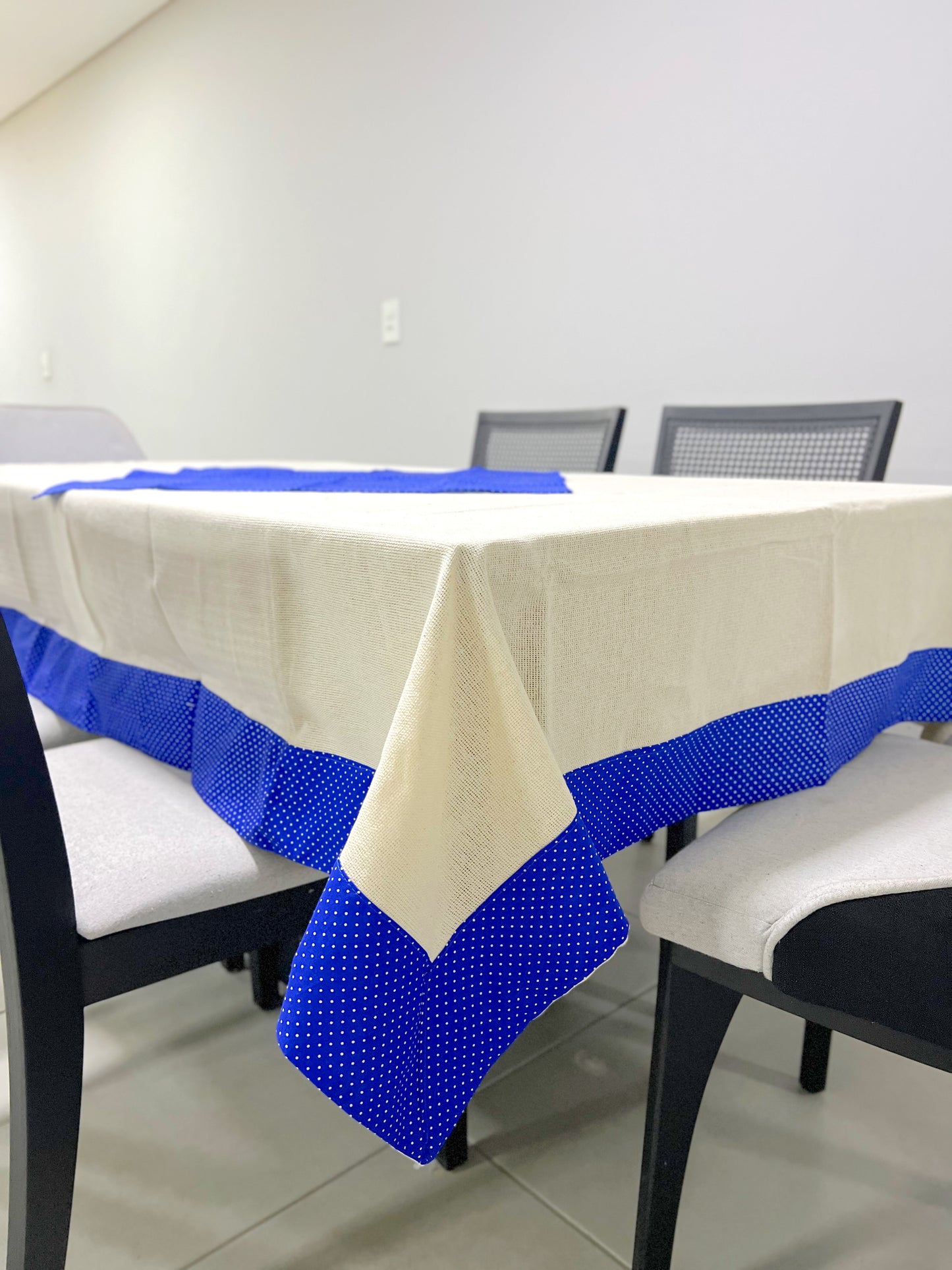 Toalha de Mesa com Barra de Tricoline Poá Azul com Composê 1,5mx2,2m