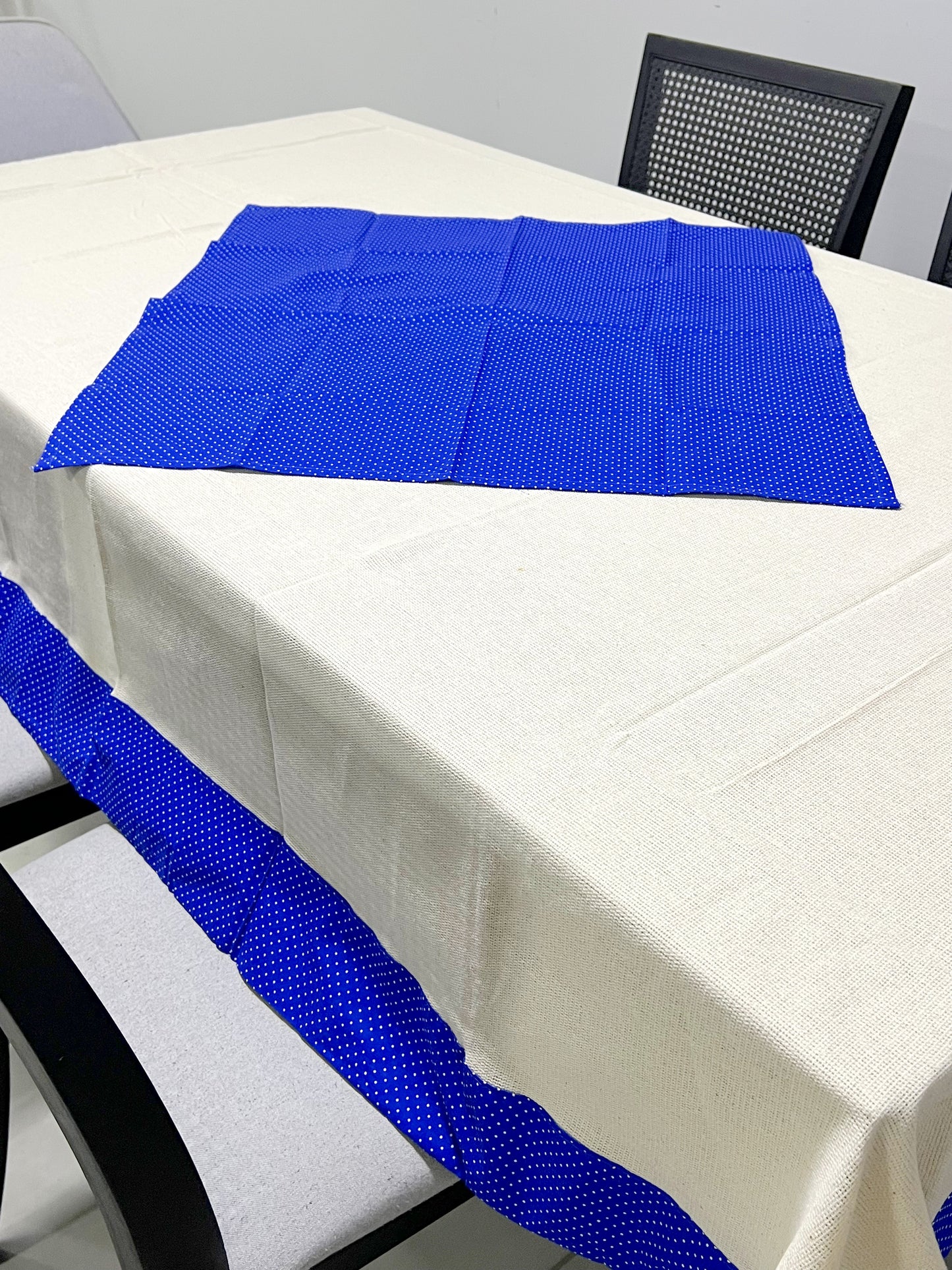 Toalha de Mesa com Barra de Tricoline Poá Azul com Composê 1,5mx2,2m