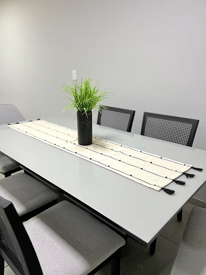 Caminho de Mesa Algodão com Pompom Preto
