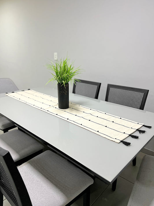 Caminho de Mesa Algodão com Pompom Preto