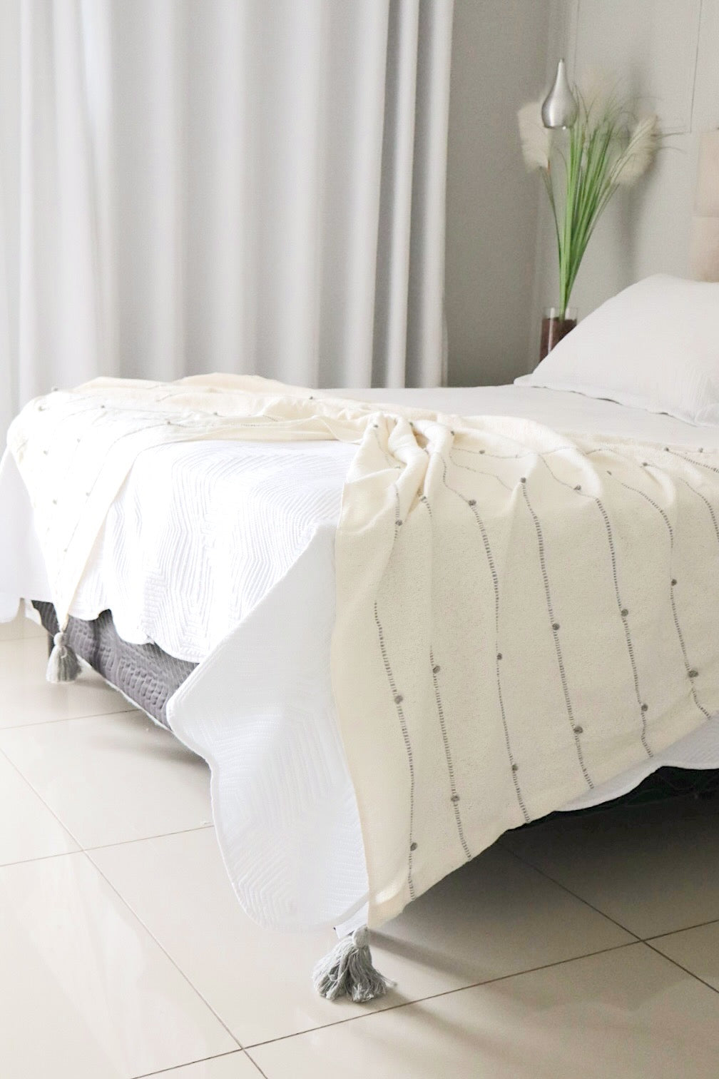 Manta para Sofá / Peseira Pompom Boho Cinza 1,20mx1,80m