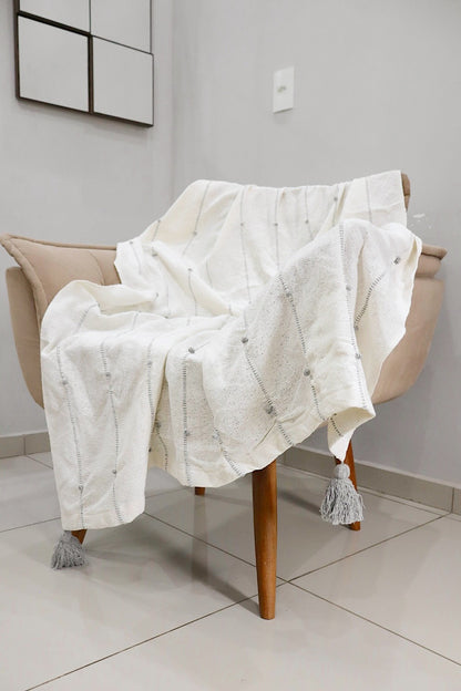 Manta para Sofá / Peseira Pompom Boho Cinza 1,20mx1,80m