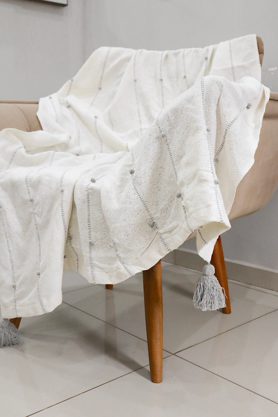 Manta para Sofá / Peseira Pompom Boho Cinza 1,20mx1,80m