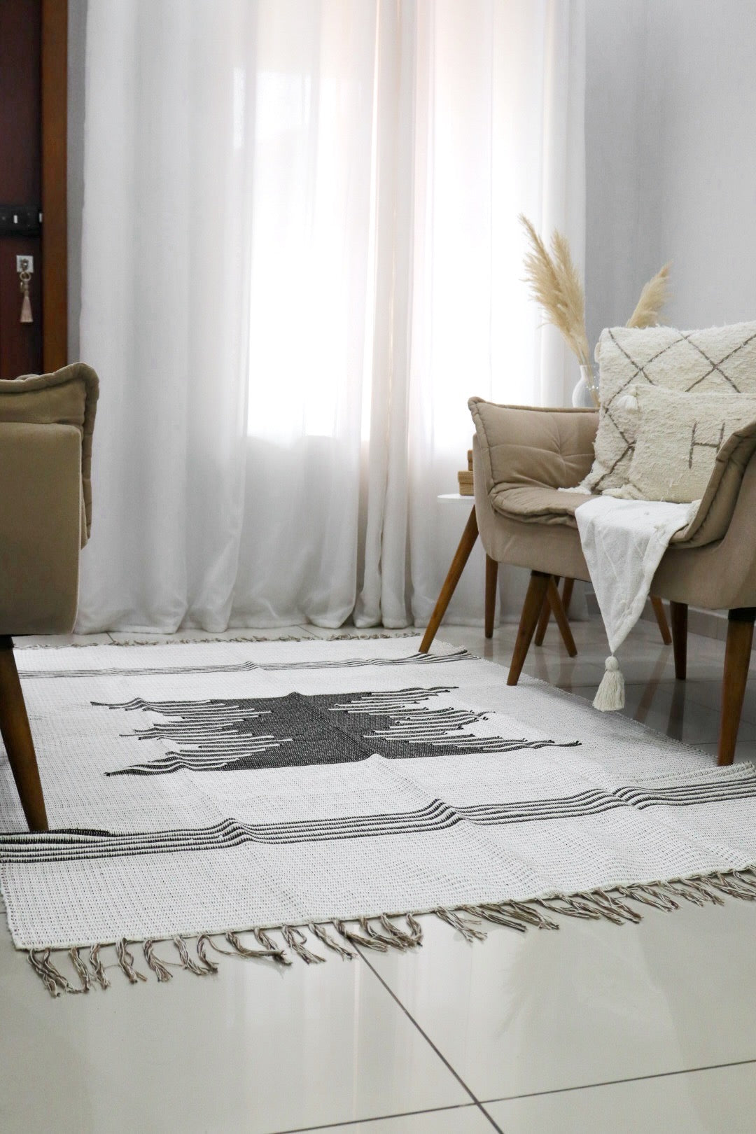 Tapete Cru com Bico Preto em Malha 1,50x2,00m