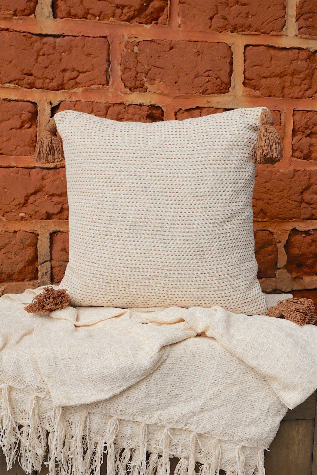 Capa de Almofada Boho Escama com Pompom Cru com Marrom Mesclada 45x45