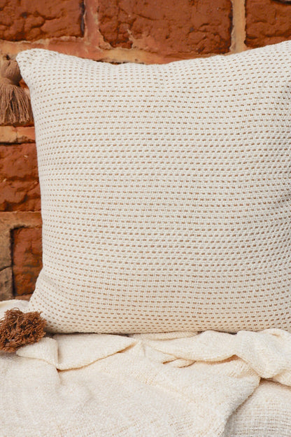 Capa de Almofada Boho Escama com Pompom Cru com Marrom Mesclada 45x45