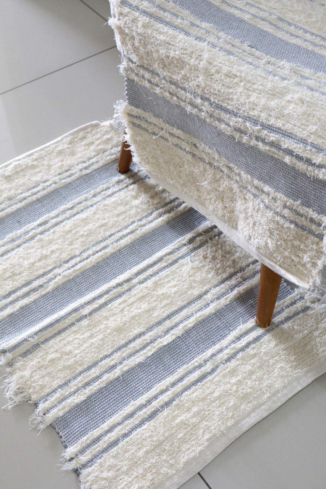 Tapete Algodão Felpudo Chic Listrado Cinza 50x80cm