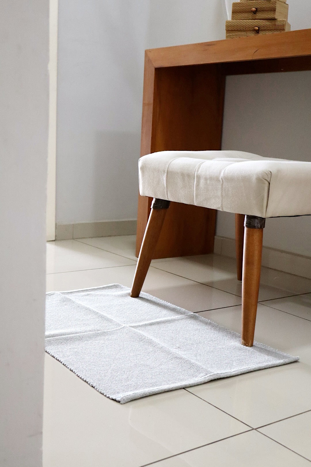 Tapete em Linha Cinza Liso 48x78cm