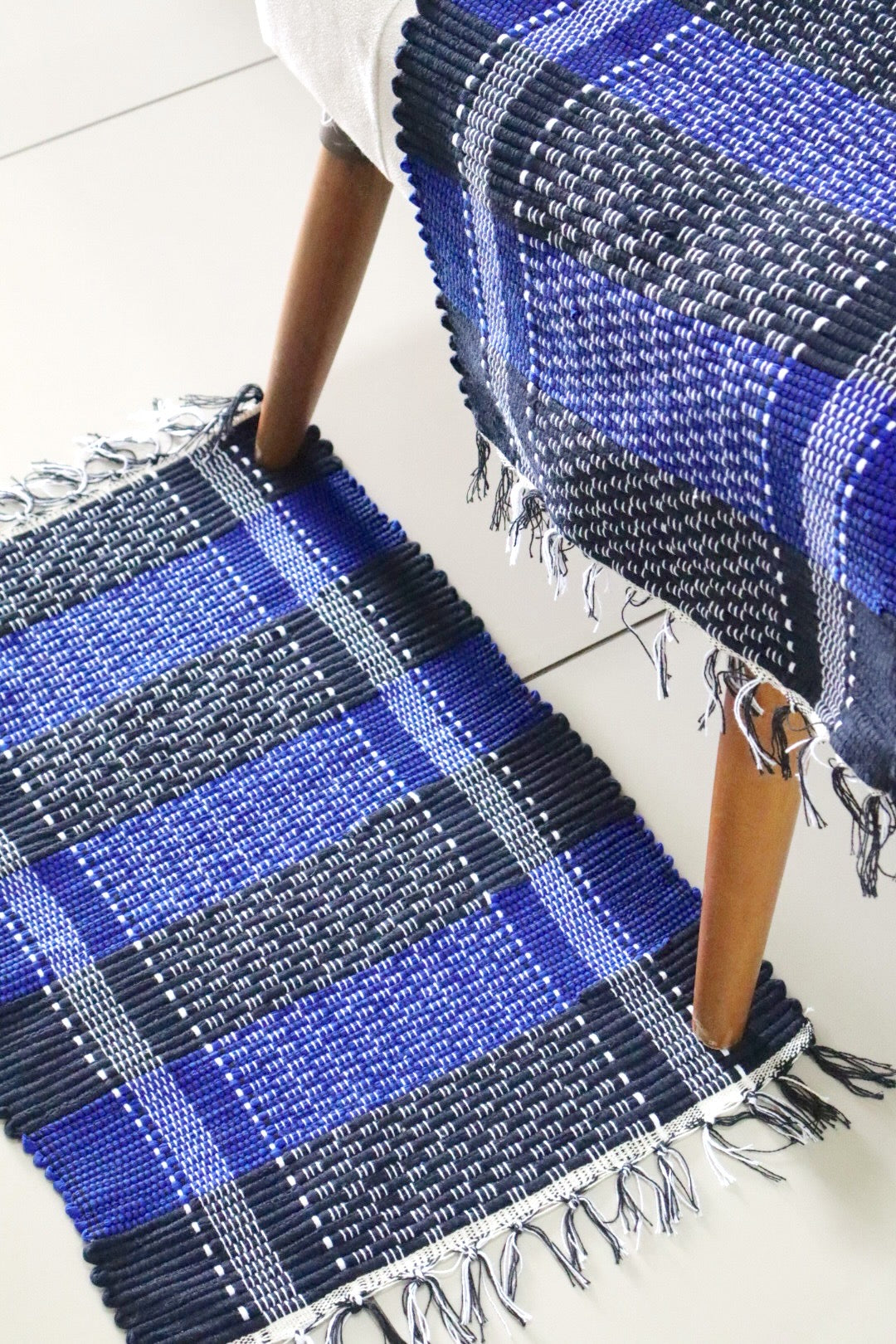 Par de Tapete de Malha Listrado Preto e Azul