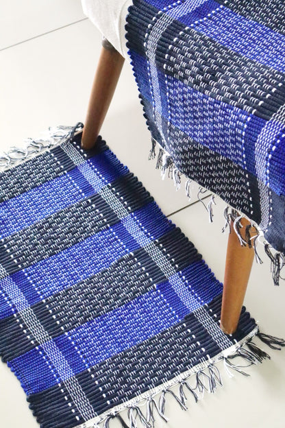 Par de Tapete de Malha Listrado Preto e Azul