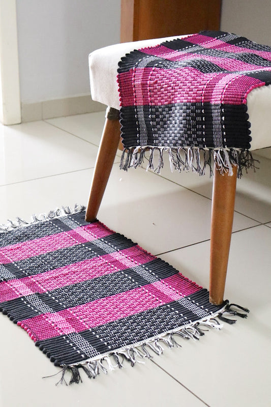 Par de Tapete de Malha Listrado Rosa e Preto