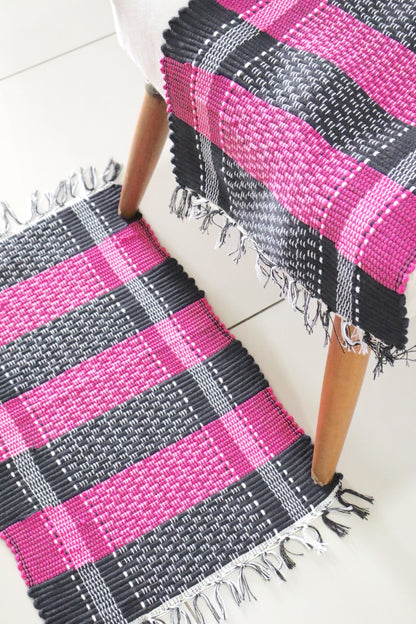 Par de Tapete de Malha Listrado Rosa e Preto