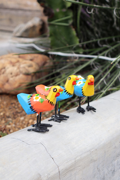 Trio Galinha Patchwork Artesanal Em Madeira e Pé Ferro P