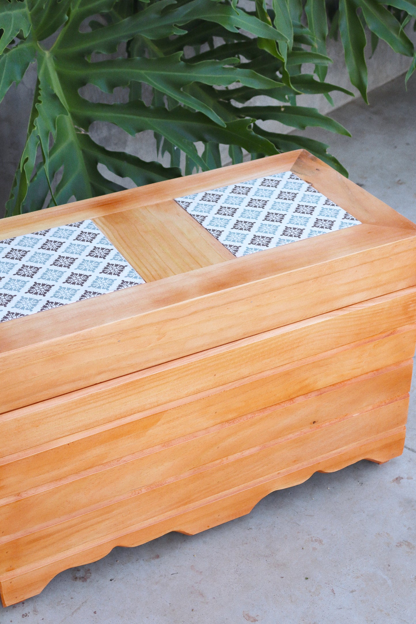 Banco Volpi Volpe com Bau com Ladrilho em Madeira de Demolição 2 Lugares