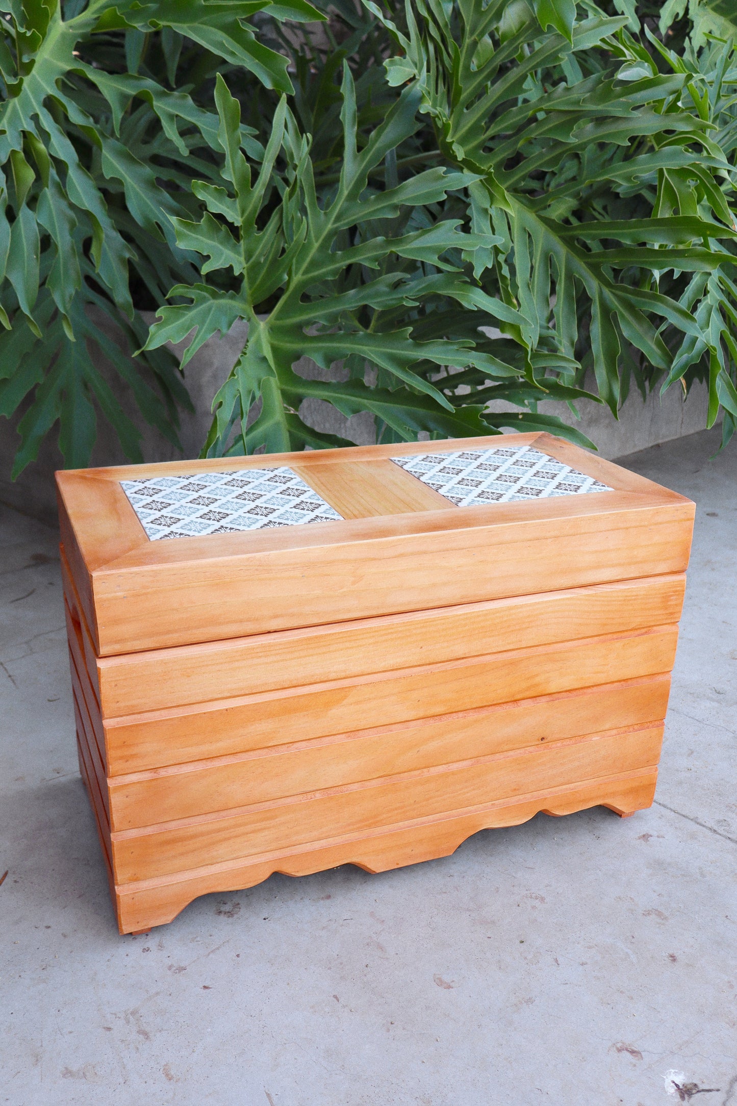 Banco Volpi Volpe com Bau com Ladrilho em Madeira de Demolição 2 Lugares