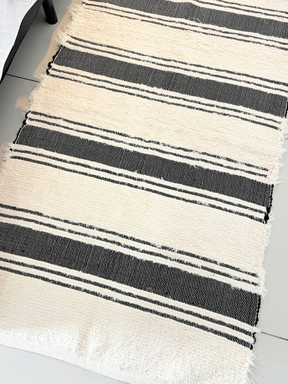 Tapete Médio Chic Felpudo Preto e Cru 0,80x1,40m