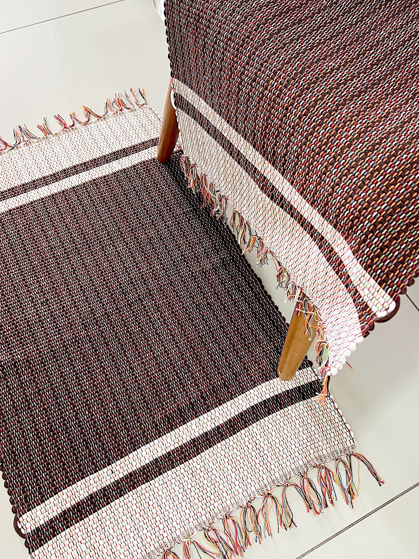 Par de Tapete de Malha Moldura Marrom