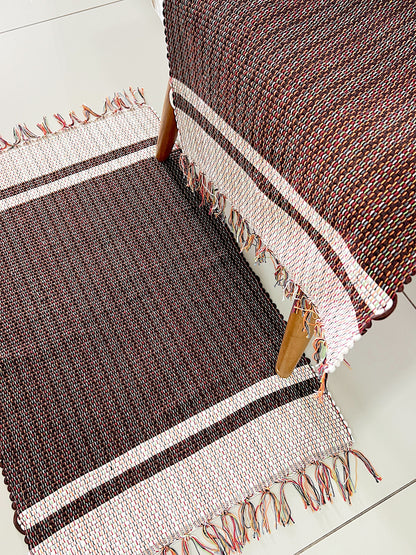 Par de Tapete de Malha Moldura Marrom