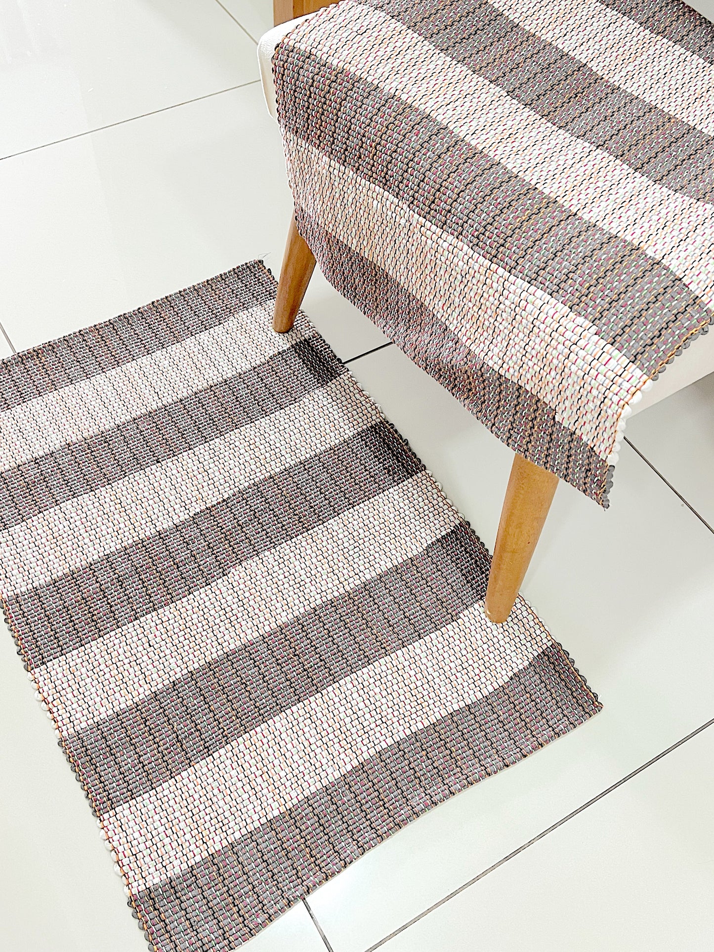 Par de Tapete de Malha Sem Franja Listrado Cinza