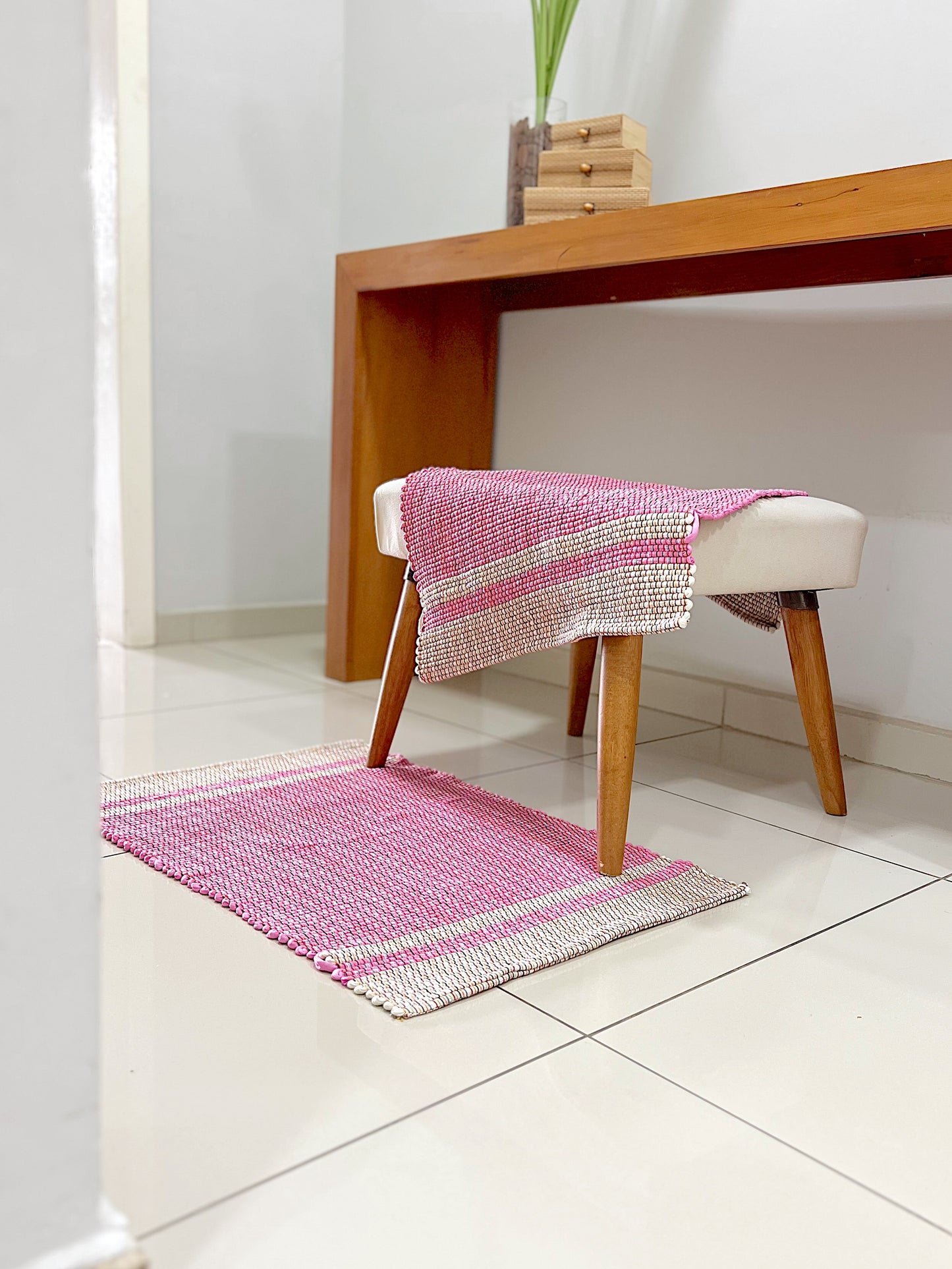 Par de Tapete de Malha Sem Franja Rosa Moldura