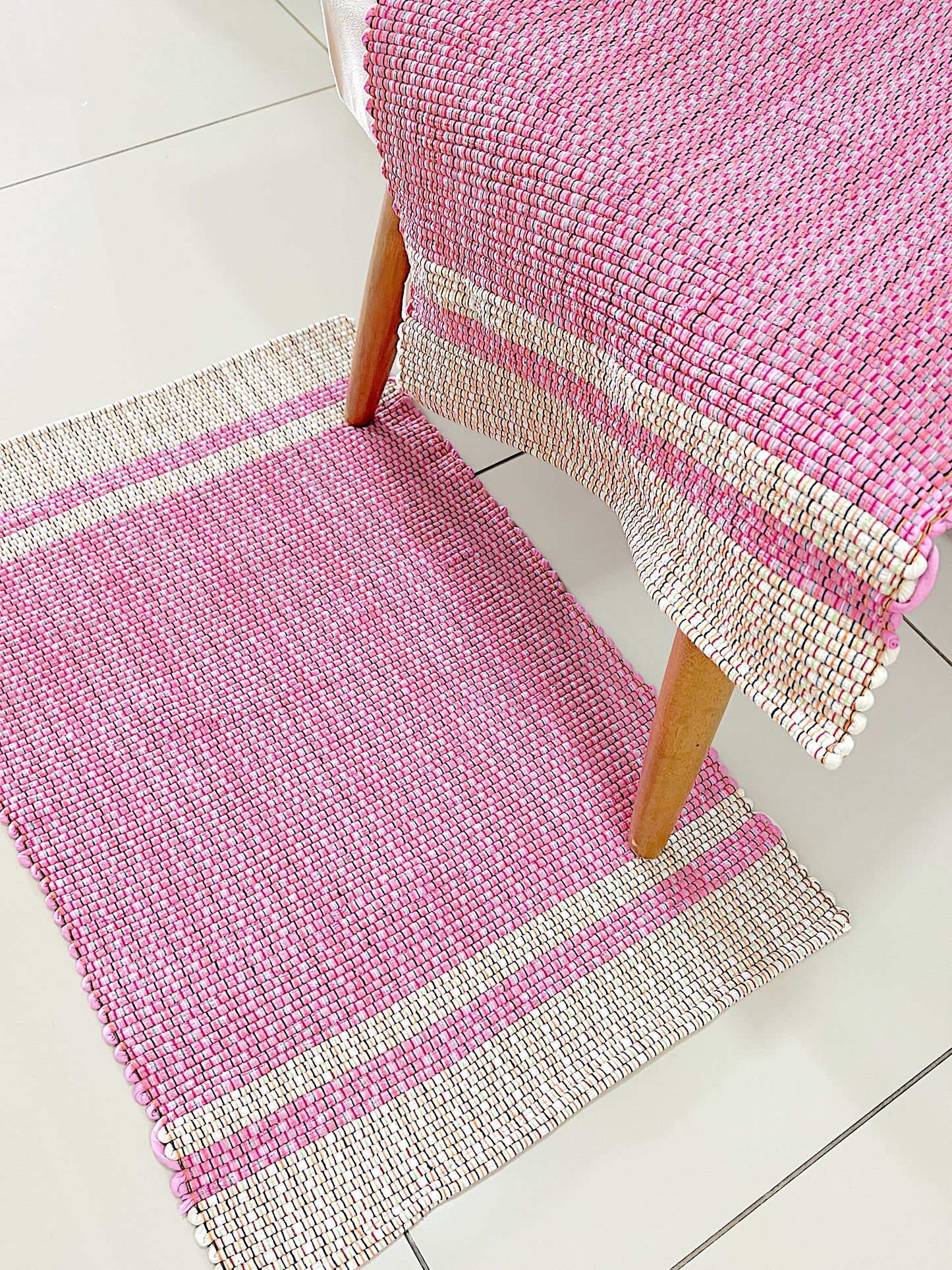 Par de Tapete de Malha Sem Franja Rosa Moldura