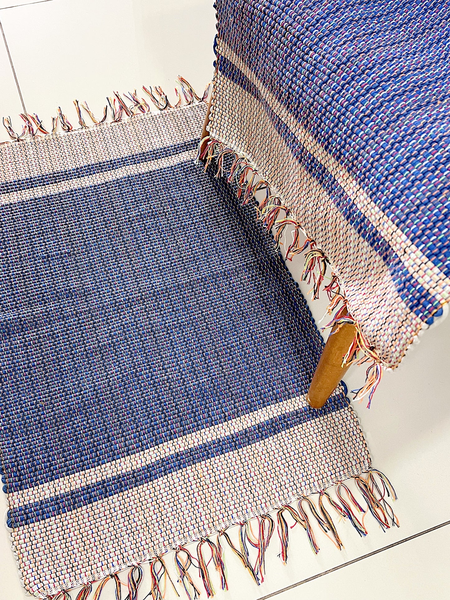 Par de Tapete de Malha Moldura Azul