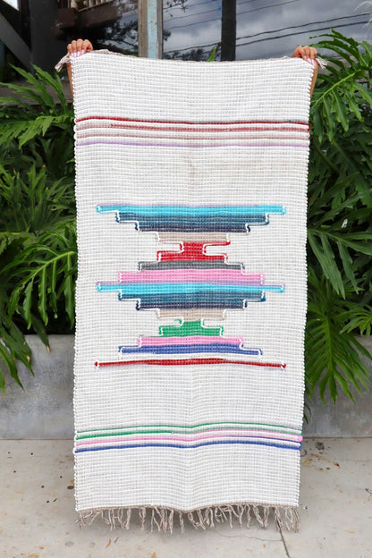 Tapete Médio Malha Cru com Bico Colorido